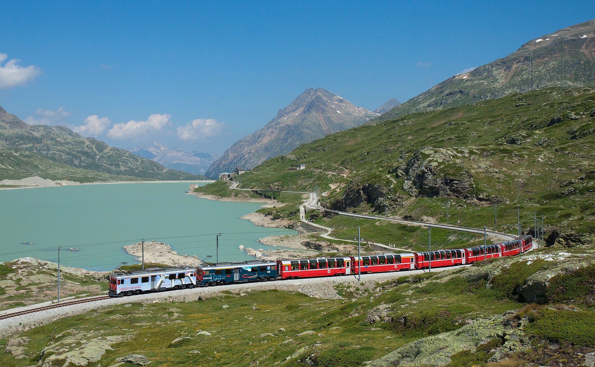 Il Bernina Express al Lago Bianco, oltre i duemila metri sul versante svizzero delle Alpi.