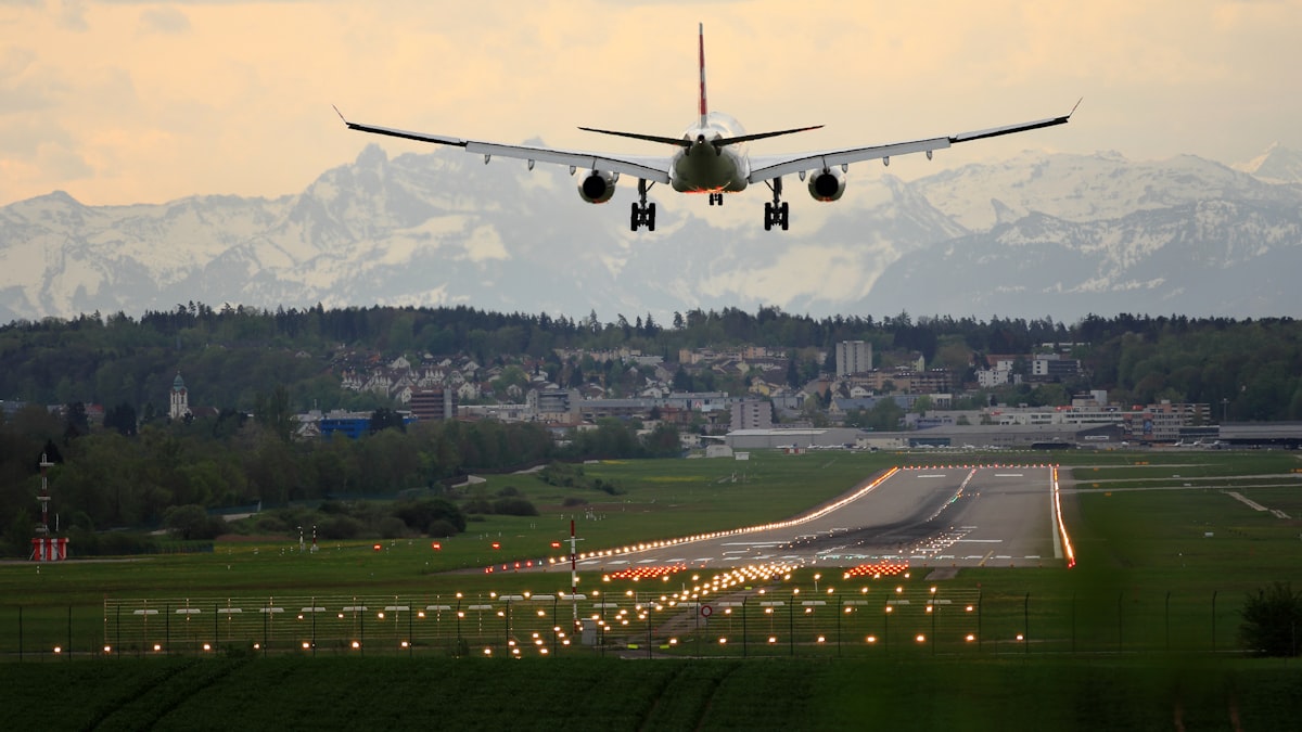 A commercial airliner on approach. Turkish Airlines and AJet operated 2,034 flights in a single day. (illustrative photo)